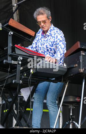 Mike Lindup di livello 42 si esibisce al Cambridge Club Festival di Childerley Orchard, Cambridge, Regno Unito. Giugno 10, 2022 Foto Stock