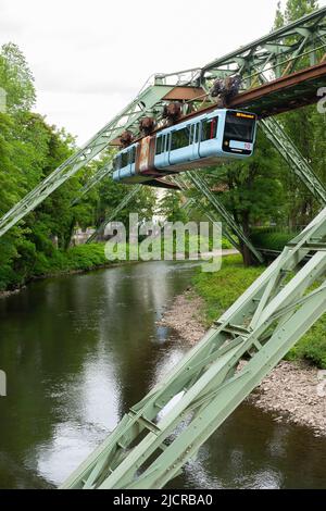 La ferrovia a sospensione Wuppertal sul fiume Wupper, Germania Foto Stock