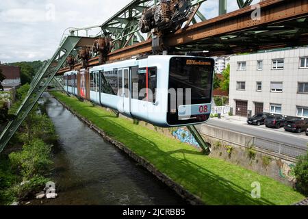 La ferrovia a sospensione Wuppertal sul fiume Wupper, Germania Foto Stock