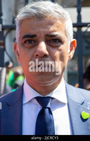 Londra, Regno Unito. 14th giugno 2022. Sindaco di Londra Sadiq Khan fuori dall'Abbazia di Westminster dopo il servizio commemorativo del fuoco di Grenfell. I sopravvissuti al fuoco della Grenfell Tower e i parenti in lutto iniziarono un giorno di commemorazione a cinque anni dal disastro e chiesero alle autorità di consegnare finalmente giustizia. Credit: SOPA Images Limited/Alamy Live News Foto Stock