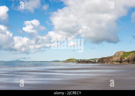 Il castello di Criccieth visto da Black Rock Sands sulla costa del Galles del Nord. Foto Stock