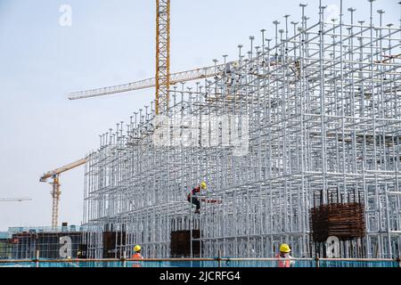 (220615) -- SHANGHAI, 15 giugno 2022 (Xinhua) -- i costruttori della Cina Construction Third Engineering Bureau Group Co., Ltd. Lavorano nel cantiere del centro di ricerca Huawei Qingpu a Shanghai, Cina orientale, 15 giugno 2022. (Xinhua/Ding Ting) Foto Stock
