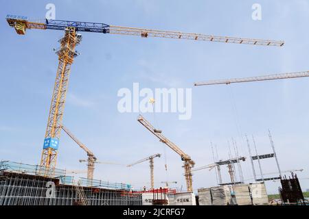 (220615) -- SHANGHAI, 15 giugno 2022 (Xinhua) -- Foto scattata il 15 giugno 2022 mostra il sito di costruzione del centro di ricerca Huawei Qingpu a Shanghai, Cina orientale. (Xinhua/Ding Ting) Foto Stock
