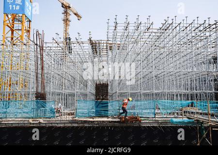 (220615) -- SHANGHAI, 15 giugno 2022 (Xinhua) -- un costruttore di China Construction Third Engineering Bureau Group Co., Ltd. Lavora nel sito di costruzione del centro di ricerca Huawei Qingpu a Shanghai, Cina orientale, 15 giugno 2022. (Xinhua/Ding Ting) Foto Stock