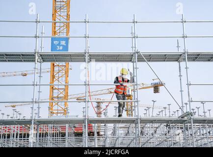 (220615) -- SHANGHAI, 15 giugno 2022 (Xinhua) -- un costruttore di China Construction Third Engineering Bureau Group Co., Ltd. Lavora nel sito di costruzione del centro di ricerca Huawei Qingpu a Shanghai, Cina orientale, 15 giugno 2022. (Xinhua/Ding Ting) Foto Stock