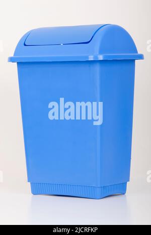 Contenitore per rifiuti in plastica blu su sfondo bianco. Foto Stock