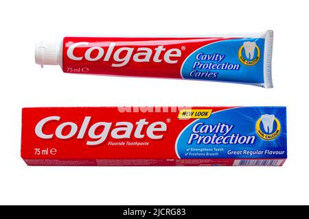 Scatola e tubo di nuovo look Colgate Cavity Protection dentifricio fluoruro dentifricio isolato su sfondo bianco Foto Stock