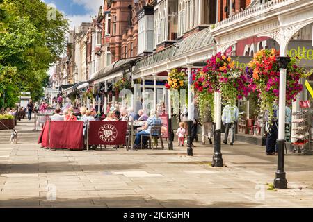 14 Luglio 2019: Southport, Merseyside, UK - Lord Street, la via principale dello shopping della città di mare, con un Costa Coffee Shop, un sacco di persone... Foto Stock