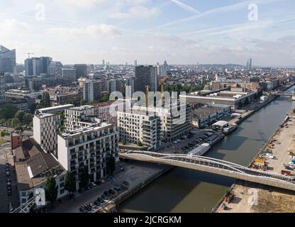 Bruxelles, Belgio - 12 maggio 2022: Paesaggio urbano della città di Bruxelles. Il canale del fiume Senne che attraversa Bruxelles e un ponte per ciclisti e pedine Foto Stock