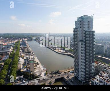 Bruxelles, Belgio - 12 maggio 2022: Paesaggio urbano della città di Bruxelles, edificio di appartamenti grattacieli con il fiume Senne che attraversa Bruxelles e in Foto Stock