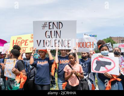 Bronx, New York, Stati Uniti. 14th giugno 2022. Gli studenti, gli insegnanti e i genitori del Bronx marciarono per le strade di Hunts Point in the Bronx, NY 14 giugno 2022 contro il violene delle armi e ricorderanno Kyhara Tay che è stato ucciso fatalmente il mese scorso nel Bronx. (Credit Image: © Steve Sanchez/Pacific Press via ZUMA Press Wire) Foto Stock