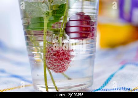 lampone in vetro di plastica Foto Stock