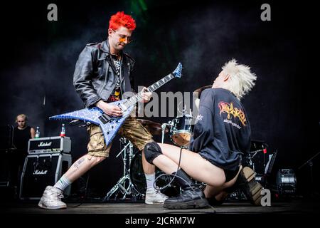 Copenaghen, Danimarca. 15th giugno 2022. Il gruppo musicale britannico Wargasm suona un concerto dal vivo durante il festival danese dei metalli pesanti Copenhell 2022 a Copenaghen. Qui il cantante Milkie Way è visto dal vivo sul palco con il chitarrista Sam Matlock. (Photo Credit: Gonzales Photo/Alamy Live News Foto Stock