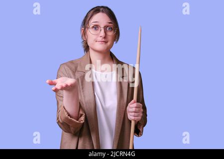 Insegnante donna che dà il gesto di presentazione su sfondo blu studio, spazio copia Foto Stock