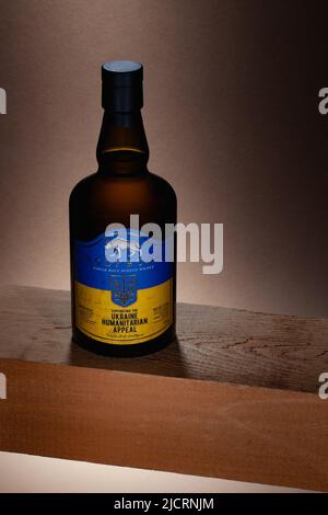 Praga, Repubblica Ceca - 2 giugno 2022: Il whisky Wolfburn sulla trave di legno. Un rilascio limitato di Wolfburn creato per raccogliere fondi per l'Ucraina Humanita Foto Stock