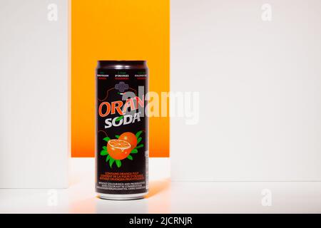 Praga, Repubblica Ceca - 7, Giugno 2022: Una lattina di acqua minerale di frutta di Soda arancione su sfondo arancione Foto Stock