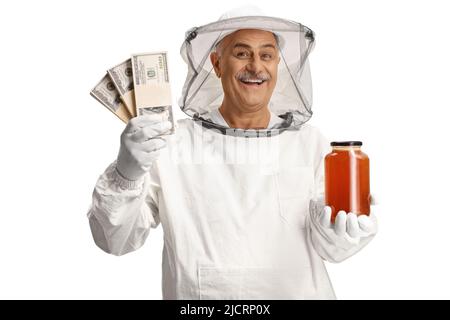 Apicoltore in uniforme che tiene un vaso di miele e denaro isolato su sfondo bianco Foto Stock