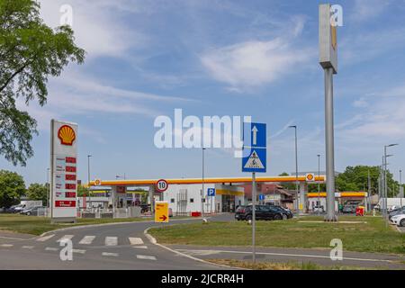 Novi Sad, Serbia - 21 maggio 2022: Nuovo distributore di benzina Shell moderno nella città di Novi Sad. Foto Stock