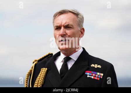 Recentemente nominato capo delle forze armate britanniche, Capo dell'ammiraglio della Difesa Sir Tony Radakin, durante un'intervista ai media al Castello di Edimburgo. Data foto: Mercoledì 15 giugno 2022. Foto Stock