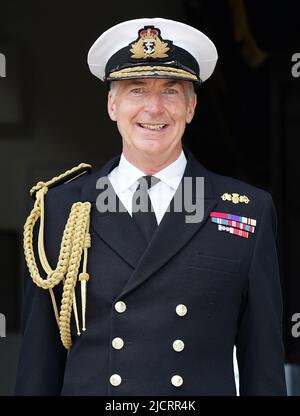 Recentemente nominato capo delle forze armate britanniche, Capo dell'ammiraglio della Difesa, Sir Tony Radakin, dopo un'intervista ai media al Castello di Edimburgo. Data foto: Mercoledì 15 giugno 2022. Foto Stock