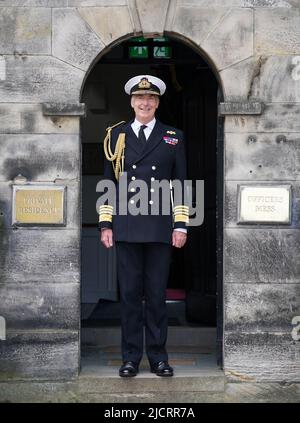 Recentemente nominato capo delle forze armate britanniche, Capo dell'ammiraglio della Difesa, Sir Tony Radakin, dopo un'intervista ai media al Castello di Edimburgo. Data foto: Mercoledì 15 giugno 2022. Foto Stock