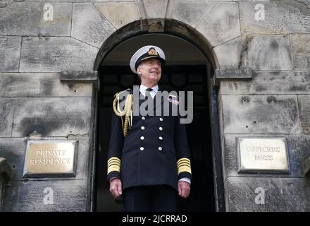 Recentemente nominato capo delle forze armate britanniche, Capo dell'ammiraglio della Difesa, Sir Tony Radakin, dopo un'intervista ai media al Castello di Edimburgo. Data foto: Mercoledì 15 giugno 2022. Foto Stock