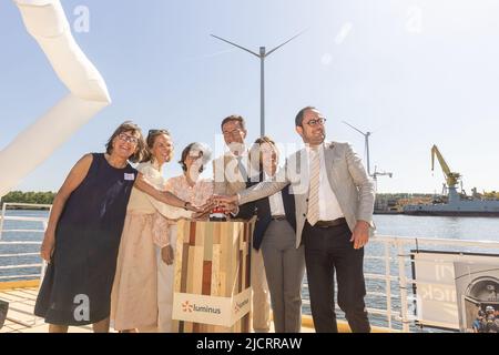 Riet Gillis, Julie De Nul, ministro dell'energia Tinne Van der Straeten, CEO di EDF Luminus Gregoire Dallemagne, governatore della provincia delle Fiandre Orientali Carina Van Cauter e ministro della Giustizia Vincent Van Quickenborne, raffigurato durante l'apertura delle turbine eoliche nel sito Jan De Nul nel porto di Gent, Mercoledì 15 Giugno 2022 a Zelzate. BELGA FOTO JAMES ARTHUR GEKIERE Foto Stock