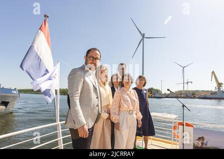 Il ministro della Giustizia Vincent Van Quickenborne, Julie De Nul, governatore della provincia delle Fiandre Orientali Carina Van Cauter, il CEO di EDF Luminus Gregoire Dallemagne e il ministro dell'energia Tinne Van der Straeten hanno illustrato durante l'apertura delle turbine eoliche sul sito Jan De Nul nel porto di Gent, mercoledì 15 giugno 2022 a Zelzate. BELGA FOTO JAMES ARTHUR GEKIERE Foto Stock