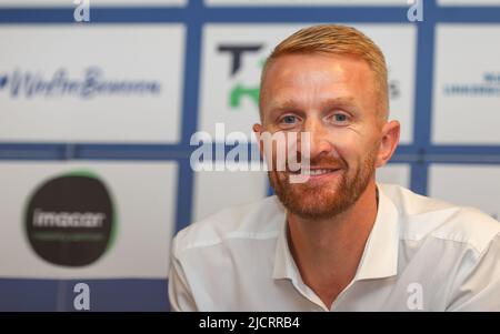 Wim De Decker, il capo allenatore di Waasland-Beveren, è stato raffigurato durante una conferenza stampa del team belga di prima divisione Waasland-Beveren per presentare il loro nuovo allenatore, mercoledì 15 giugno 2022 a Beveren. BELGA FOTO DAVID PINTENS Foto Stock