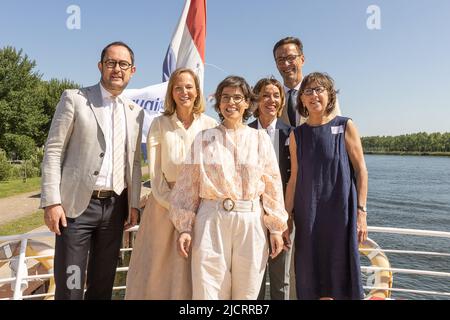 Il ministro della Giustizia Vincent Van Quickenborne, Julie De Nul, il ministro dell'energia Tinne Van der Straeten, il governatore della provincia delle Fiandre orientali Carina Van Cauter, l'amministratore delegato di EDF Luminus Gregoire Dallemagne e Riet Gillis raffigurati durante l'apertura delle turbine eoliche sul sito Jan De Nul nel porto di Gent, Mercoledì 15 Giugno 2022 a Zelzate. BELGA FOTO JAMES ARTHUR GEKIERE Foto Stock