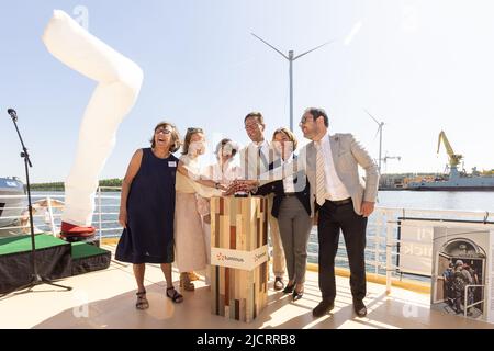 Riet Gillis, Julie De Nul, ministro dell'energia Tinne Van der Straeten, CEO di EDF Luminus Gregoire Dallemagne, governatore della provincia delle Fiandre Orientali Carina Van Cauter e ministro della Giustizia Vincent Van Quickenborne, raffigurato durante l'apertura delle turbine eoliche nel sito Jan De Nul nel porto di Gent, Mercoledì 15 Giugno 2022 a Zelzate. BELGA FOTO JAMES ARTHUR GEKIERE Foto Stock