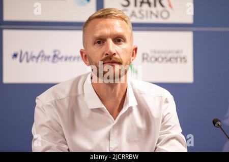 Wim De Decker, il capo allenatore di Waasland-Beveren, è stato raffigurato durante una conferenza stampa del team belga di prima divisione Waasland-Beveren per presentare il loro nuovo allenatore, mercoledì 15 giugno 2022 a Beveren. BELGA FOTO DAVID PINTENS Foto Stock