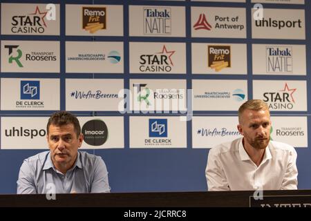 Wim De Decker, il capo allenatore di Waasland-Beveren, è stato raffigurato durante una conferenza stampa del team belga di prima divisione Waasland-Beveren per presentare il loro nuovo allenatore, mercoledì 15 giugno 2022 a Beveren. BELGA FOTO DAVID PINTENS Foto Stock