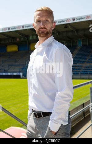 Wim De Decker, il capo allenatore di Waasland-Beveren, si pone al fotografo in una conferenza stampa del team belga di prima divisione Waasland-Beveren per presentare il suo nuovo pullman, mercoledì 15 giugno 2022 a Beveren. BELGA FOTO DAVID PINTENS Foto Stock