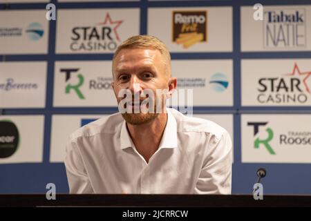 Wim De Decker, il capo allenatore di Waasland-Beveren, è stato raffigurato durante una conferenza stampa del team belga di prima divisione Waasland-Beveren per presentare il loro nuovo allenatore, mercoledì 15 giugno 2022 a Beveren. BELGA FOTO DAVID PINTENS Foto Stock