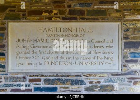 PRINCETON, NJ USA - NOVENBER 12, 2019: Targhetta informativa Hamilton Hall sulle pareti dell'edificio scolastico della Princeton University. New Jersey Foto Stock