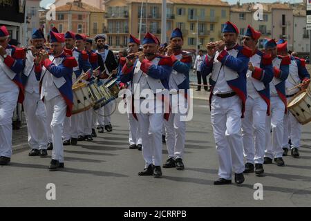 15th giugno 2022 Saint-Tropez, Francia Bravade des Espagnole. Nel 1618, scoppiò la Guerra dei Trent'anni. Il 15 giugno 1637 ventuno galee spagnole entrarono nel golfo e si dirigono verso Saint-Tropez. Credit Ilona Barna BIPHONEWS / Alamy Live News Foto Stock