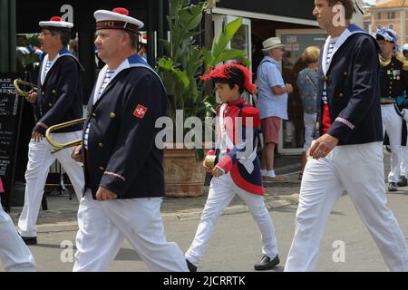 15th giugno 2022 Saint-Tropez, Francia Bravade des Espagnole. Nel 1618, scoppiò la Guerra dei Trent'anni. Il 15 giugno 1637 ventuno galee spagnole entrarono nel golfo e si dirigono verso Saint-Tropez. Credit Ilona Barna BIPHONEWS / Alamy Live News Foto Stock