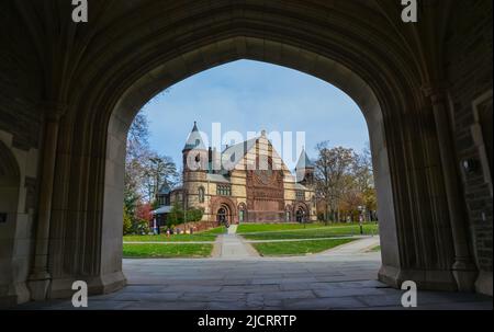 PRINCETON, NJ USA - NOVENBER 12, 2019: Vista dall'Arch Blair Hall. Campus della Princeton University. Princeton University è un'università privata della Ivy League Foto Stock