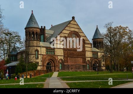 PRINCETON, NJ USA - NOVENBER 12, 2019: Vista dall'Arch Blair Hall. Campus della Princeton University. Princeton University è un'università privata della Ivy League Foto Stock