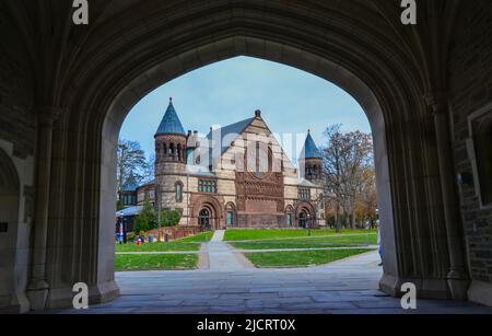 PRINCETON, NJ USA - NOVENBER 12, 2019: Vista dall'Arch Blair Hall. Campus della Princeton University. Princeton University è un'università privata della Ivy League Foto Stock