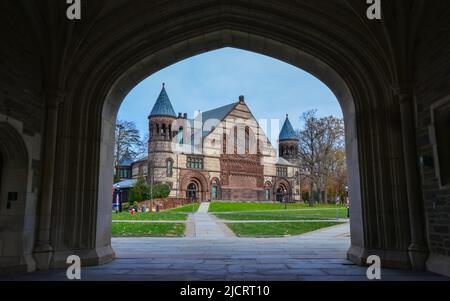 PRINCETON, NJ USA - NOVENBER 12, 2019: Vista dall'Arch Blair Hall. Campus della Princeton University. Princeton University è un'università privata della Ivy League Foto Stock