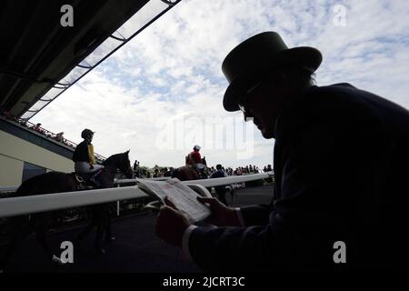 Un pilota studia la forma mentre i corridori iniziano a uscire sul corso prima dell'inizio del Duke of Cambridge Stakes durante il giorno due del Royal Ascot all'ippodromo di Ascot. Data foto: Mercoledì 15 giugno 2022. Foto Stock