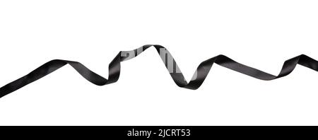 Nastro nero riccio isolato su sfondo bianco, elemento di design, banner. Vendita del Black Friday, lutto e concetto RIP Foto Stock