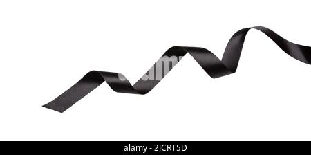 Nastro nero riccio isolato su sfondo bianco, elemento di design, vendita Black Friday, lutto e concetto RIP Foto Stock