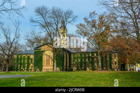 PRINCETON, NJ USA - NOVENBER 12, 2019: Old Nassau Hall, l'edificio più antico con pareti coperte di edera, all'Università di Princeton a Princeton, Mercer Foto Stock