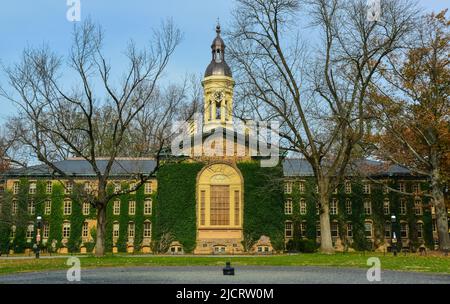 PRINCETON, NJ USA - NOVENBER 12, 2019: Old Nassau Hall, l'edificio più antico con pareti coperte di edera, all'Università di Princeton a Princeton, Mercer Foto Stock