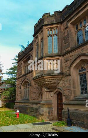 PRINCETON, NJ USA - NOVENBER 12, 2019: La Princeton University ha eleganti edifici rivestiti di pietra come Pyne Hall, Princeton NJ Foto Stock
