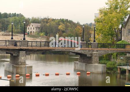 La città di Elora e l'Elora Mill Hotel and Spa, con il Grand River in primo piano. Foto Stock