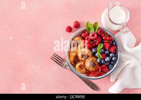 mini recipiente per la colazione con pancake con frutti di bosco e sciroppo d'acero Foto Stock